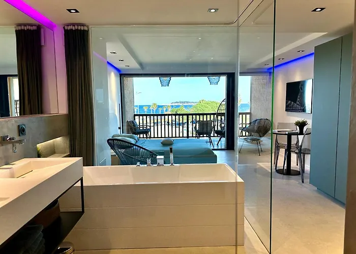 Appartement neuf climatisé - vue mer Saint-Tropez - 50m plage et port - piscine